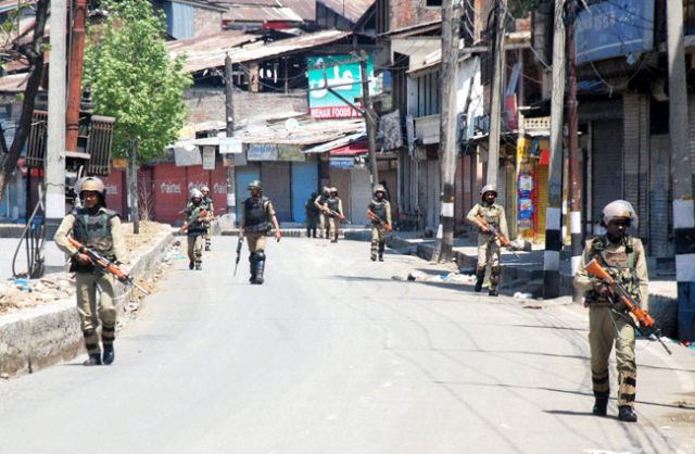 कर्फ्यू के साए में श्रीनगर, चप्पे-चप्पे पर बंदूकधारी