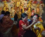 विजयादशमी पर खास परम्पराओं से खेलती है बंगाली महिलाएं सिंदूर