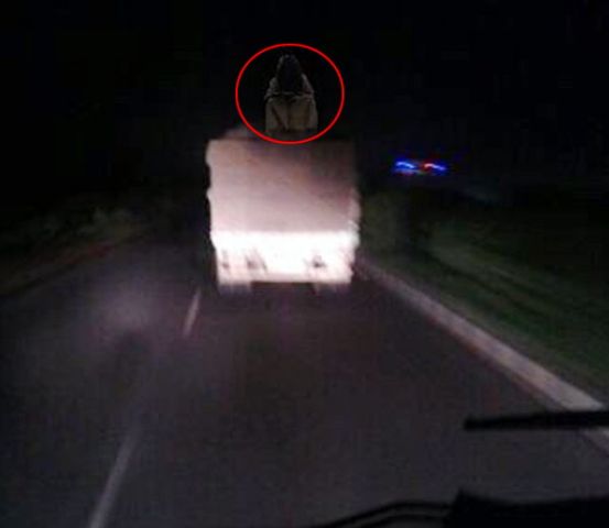 ड्राइवर ने देखा ट्रक पर बैठा भूत, आपको दिखा...