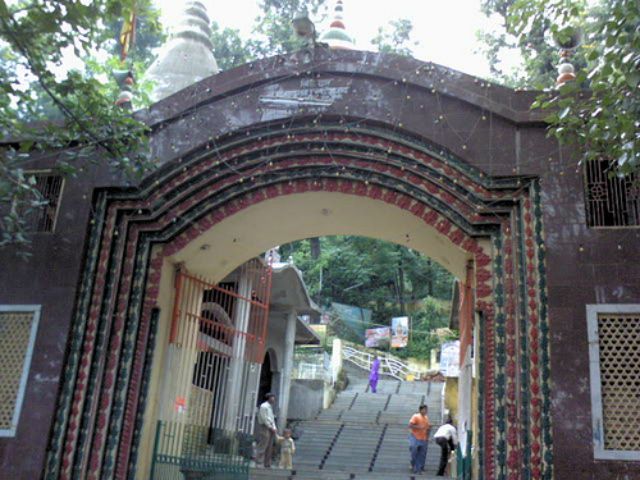 मंदिर जहाँ धर्मध्वज के साथ लहरता है राष्ट्रध्वज