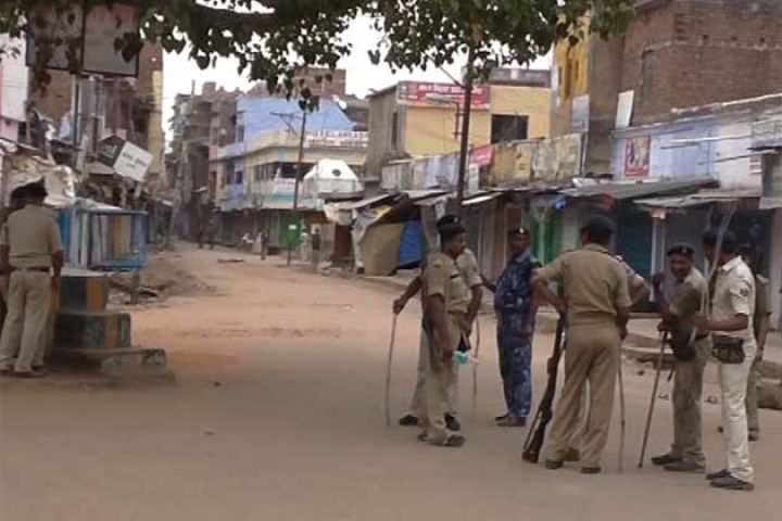 नमक से कानपुर में बवाल, पुलिस ने भांजी लाठियां
