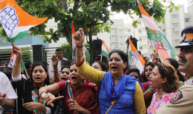 डाक टिकिट विवाद : महिला कांग्रेस ने किया सरकार के खिलाफ प्रदर्शन