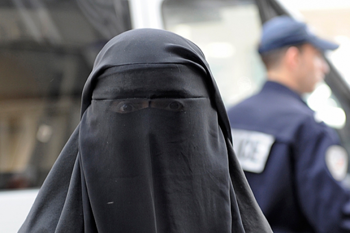 मस्जिद में महिलाओं के लिबाज़ पहन की छेड़छाड़