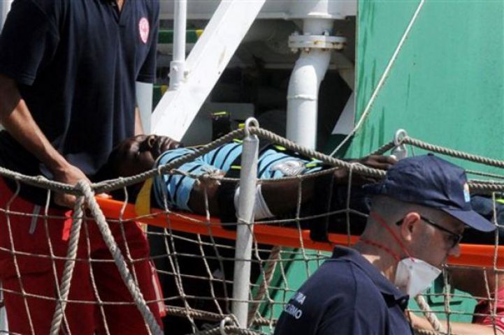 नौका में सवार 40 की गई जान, दम घुटने से साढ़े तीन सौ प्रवासियों पर छाया संकट