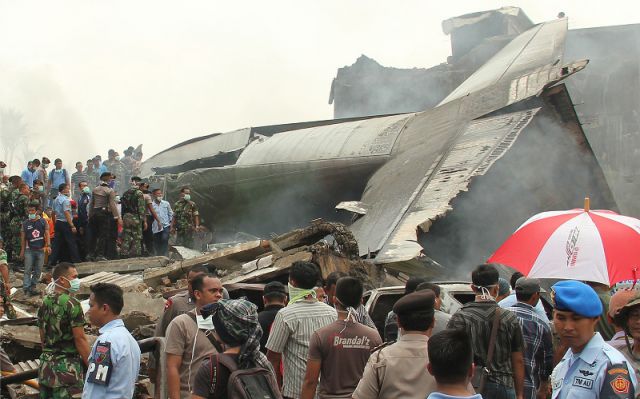 विमान दुर्घटना में लगभग 150 लोगों की मौत