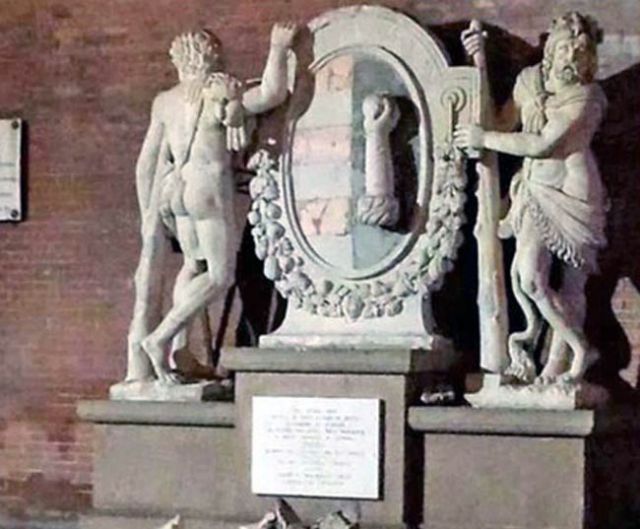 सेल्फी की दीवानगी में हरक्यूलिस की दो मूर्तियां को पहुचाया नुकसान