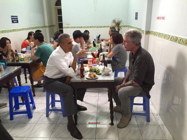 वियतनाम पहुंचे ओबामा ने चखा स्ट्रीट फूड का स्वाद