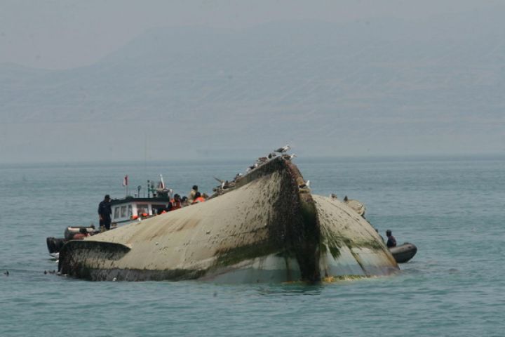 प्रवासियों से खचाखच भरी नाव पलटी भूमध्य सागर में