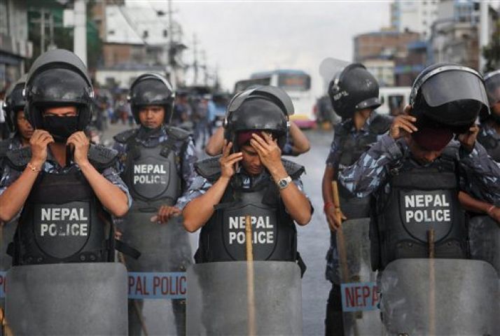 लाठीचार्ज से नाराज़ मधेसी प्रदर्शनकारियों ने नेपाल पुलिस को खदेड़ा