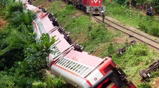 पटरी से उतरकर पलटी खा गई ट्रेन, 53 यात्रियों की मौत