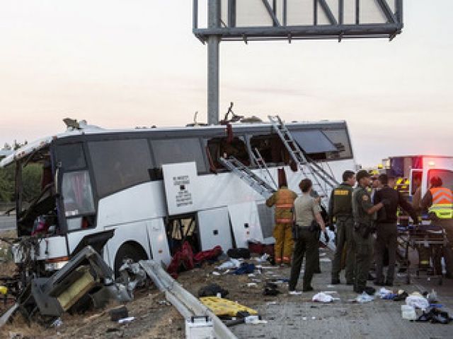 कैलीफोर्निया में बस-ट्रक भिड़ंत में 13 मरे, 31 घायल