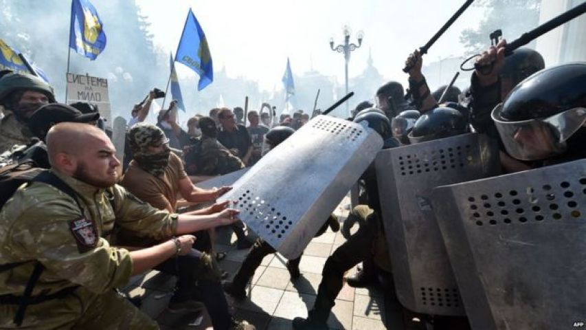 यूक्रेन में उग्र राष्ट्रवादियों के साथ हिंसक झड़प में 100 पुलिसकर्मी घायल