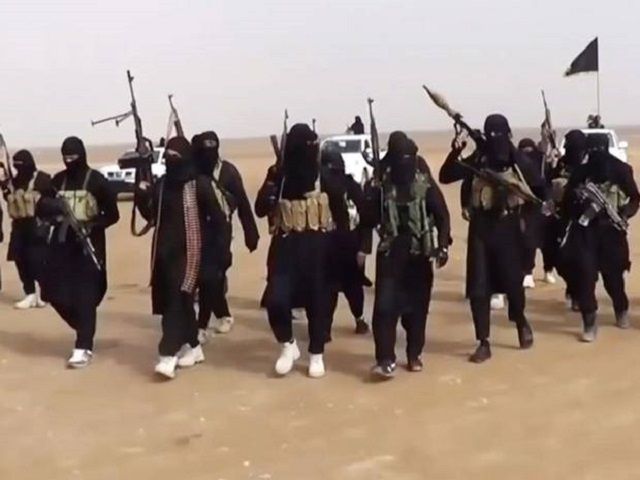 बच्चों को गर्दन काटना और AK-47 चलाना सीखा रहा है ISIS
