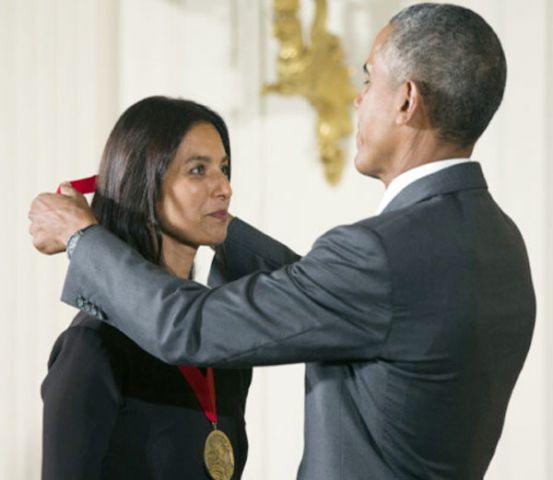 ओबामा ने भारतीय-अमेरिकी लेखिका झुंपा लाहिड़ी को किया ह्यूमैनिटीज मेडल से सम्मानित