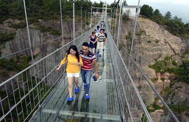 चीन का एक और कारनामा, जनता के लिए खोला 590 फीट ऊंचा ग्लास का ब्रिज