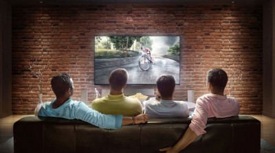 क्या टीवी देखते समय कमरे की लाइट बंद या चालू होनी चाहिए? क्या सही है और क्या हानिकारक जानिए