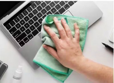 There are as many germs on the laptop screen and keyboard as on the toilet seat, clean them like this, no part will be harmed