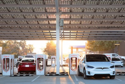 Tesla allows owners to Recharge batteries with Solar Energy