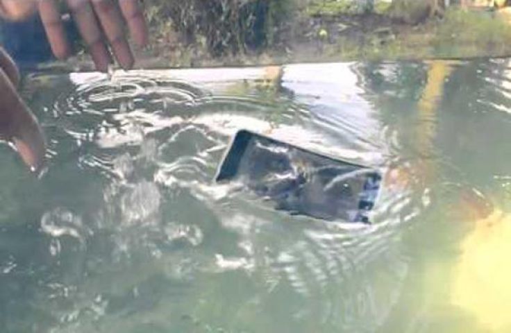 लो आ गया पानी में तैरने वाला स्मार्टफोन