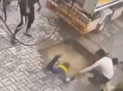 Video: Suddenly land collapsed and one after another people fell inside