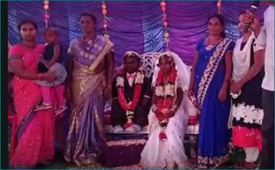 2 feet groom-4 feet bride; this unique wedding photos viral