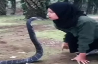 Video of girl kissing snake goes viral, people shocked