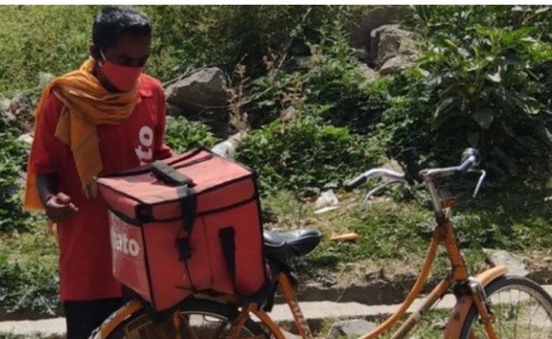 कड़कती धुप में साइकिल से फूड डिलीवर करने पहुंचा टीचर, इंटरनेट यूजर्स ने 3 घंटे में दे दिए लाखो रुपए