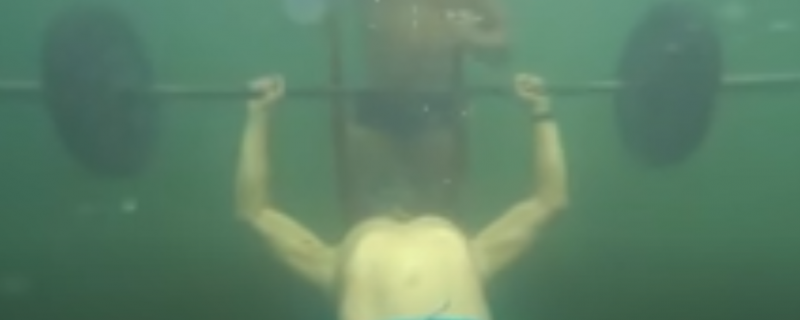 VIDEO: पानी के अंदर सांस रोककर इस युवक ने लगाए 77 बेंच प्रेस
