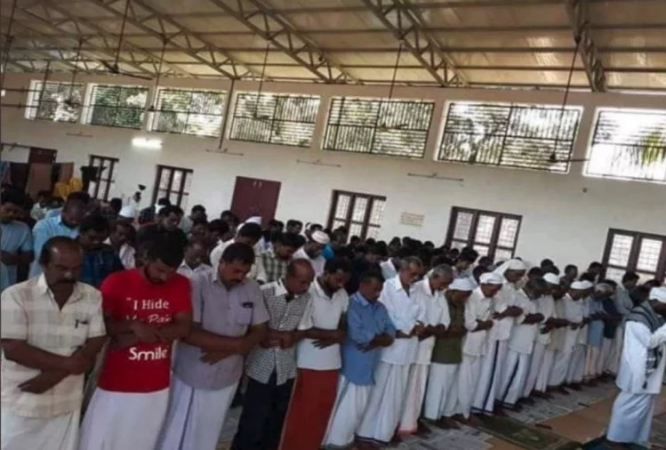 Video : मुस्लिमों ने मंदिर में बैठकर पढ़ी नमाज