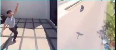 VIDEO: आदमी के हाथ से मोबाइल छीनकर उड़ा तोता, वायरल हुई उसके द्वारा की गई रिकॉर्डिंग