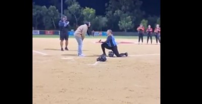 Video: खिलाड़ी ने बीच मैदान में अनोखे तरीके से किया गर्लफ्रेंड को प्रपोज