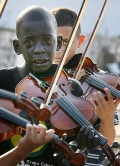 Viral: A picture of a crying child playing the violin spread across the world, know the story