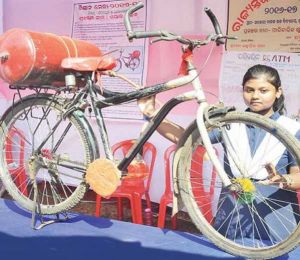 14 साल की छात्र ने बनाई हवा से चलने वाली साइकिल