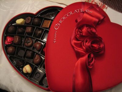 Chocolate day : राशि के अनुसार अपने पार्टनर को गिफ्ट करे चॉकलेट जरूर बढ़ेगा प्यार