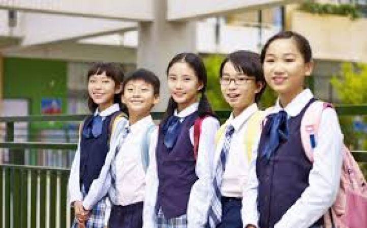 चीन के स्कूल ने बच्चों के लिए बनाई अजीब यूनिफार्म, हरकतें होंगी नोटिस