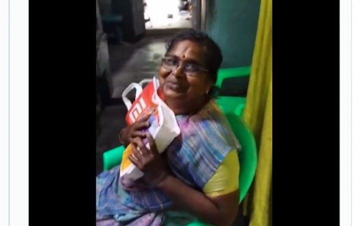 Video: Son gifted a phone to mother, tears will come in your eyes seeing happiness