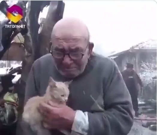 घर जल गया, पर पालतू बिल्ली की जान बच गई तो खुशी से रो पड़ा बुजुर्ग, रुला देगा ये VIDEO