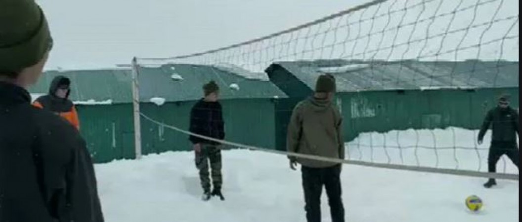 भारी बर्फ़बारी के बीच वॉलीबॉल खेलते दिखे सेना के जवान, वीडियो वायरल