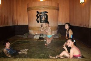 जापान का अनोखा स्पा, जहाँ लोग नहाते हैं Red Wine से