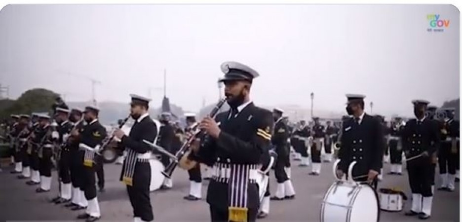 मोनिका ओह माय डार्लिंग गाने पर नाचते दिखे नौसेना के जवान, वीडियो वायरल