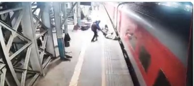 VIDEO: चलती ट्रेन पकड़ने की कोशिश कर रहा था युवक, फिसला गया पैर और फिर...