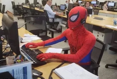 'स्पाइडर मैन' को मिली नयी जॉब, ऑफिस में काम करते हुए आए नजर!
