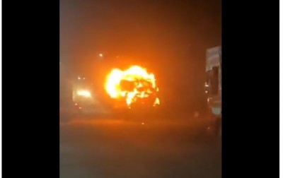 VIDEO: सड़क पर 4 किलोमीटर तक दौड़ता रहा जलता ट्रक, ड्राइवर को नहीं हुई खबर