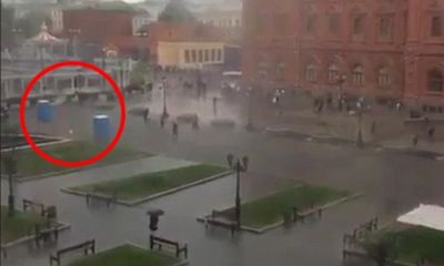 Video : तेज़ बारिश में जब चलने लगे पोर्टेबल टॉयलेट्स, वीडियो हुआ वायरल