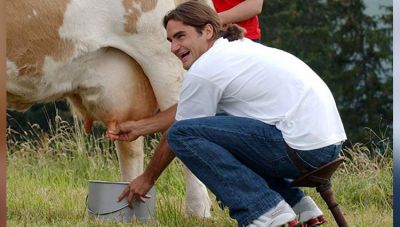 वीरेंद्र सहवाग ने शेयर की रोजर फेडरर की गाय के साथ वाली तस्वीर, हो रही है वायरल