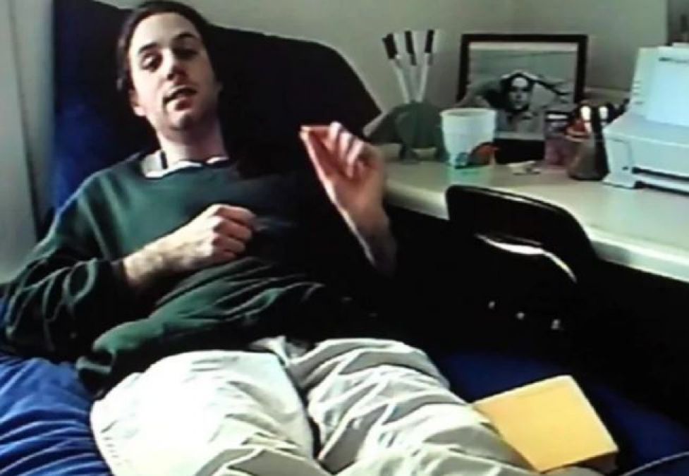 US student lying on the bed for 11, treated himself after the research