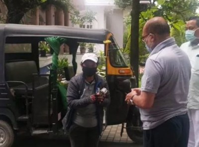 After traveling for 8 hours, the female auto driver brought the patient home from Corona
