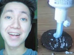 यूट्यूब स्टार ने गरीब को खिलाया टूथपेस्ट भरा बिस्किट और फिर..