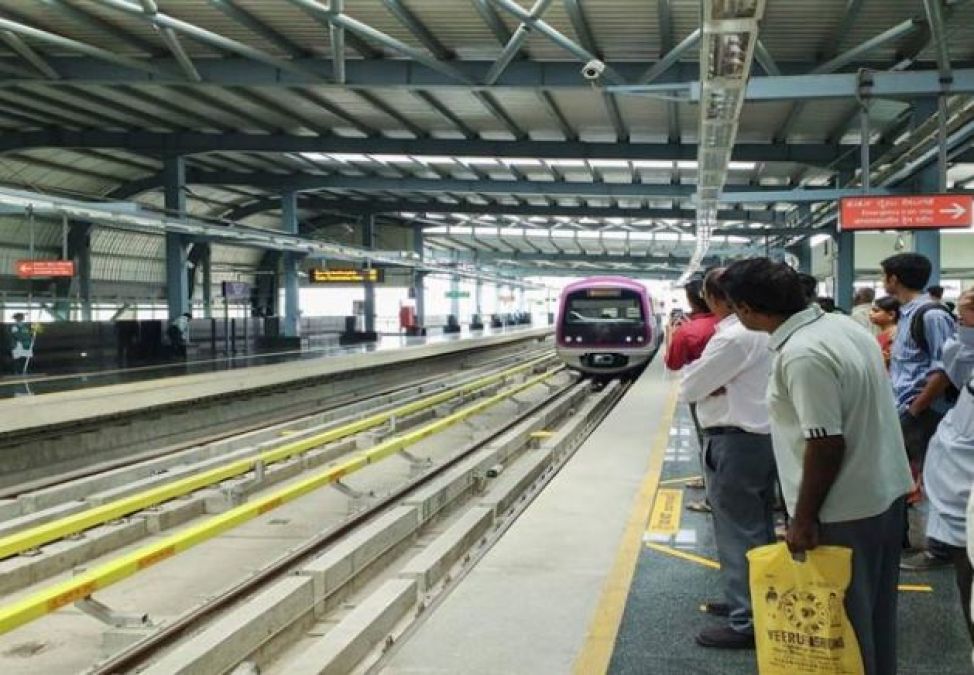 so-do-you-know-why-the-yellow-line-is-drawn-at-the-metro-station