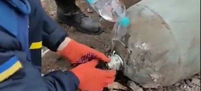 Video: रूस ने फेंका था बड़ा बम, यूक्रेनवालों ने पानी डालकर कर दिया डिफ्यूज